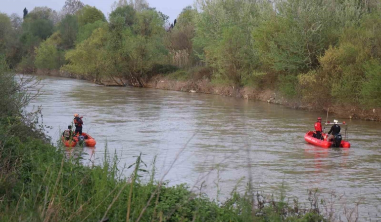 Sakarya Nehri’ne düşen çocuğu arama çalışmaları havadan görüntülendi