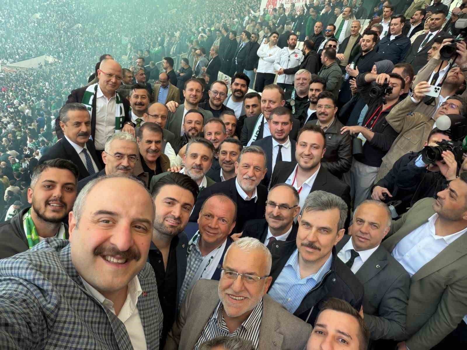 TBMM Komisyon Başkanı Mustafa Varank, Bursa protokolüyle şampiyonluğu kutladı