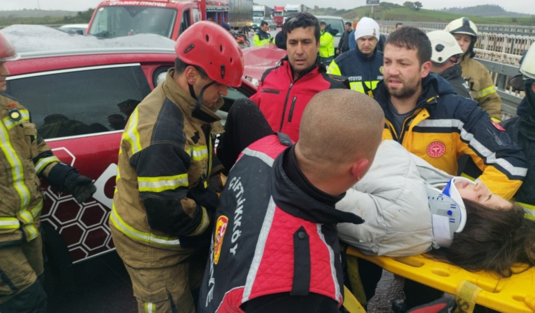 Yalova’da tır otomobille çarpıştı: 4 yaralı