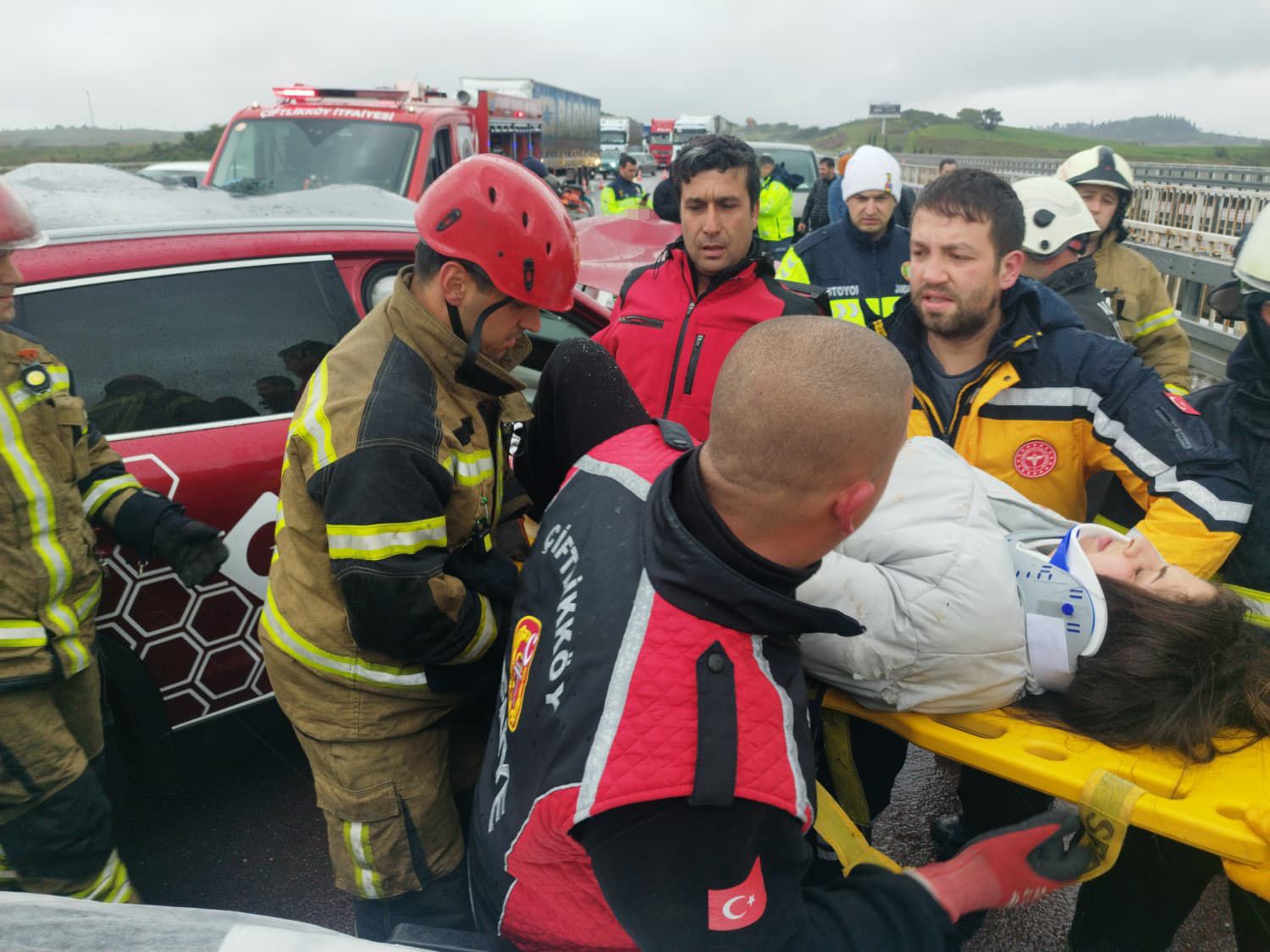 Yalova’da tır otomobille çarpıştı: 4 yaralı