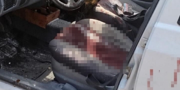 Kamyondan düşen tomruk seyir halindeki otomobile saplandı