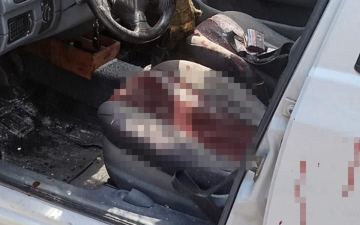 Kamyondan düşen tomruk seyir halindeki otomobile saplandı