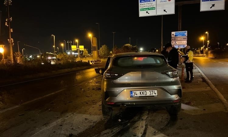 Bakırköy’de seyir halindeki otomobil, tıra arkadan çarptı: 1 yaralı