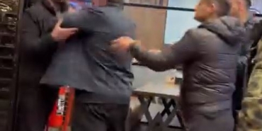 Büyükçekmece’de siparişi geç gelen şahıs, çalışanların üzerine yürüdü