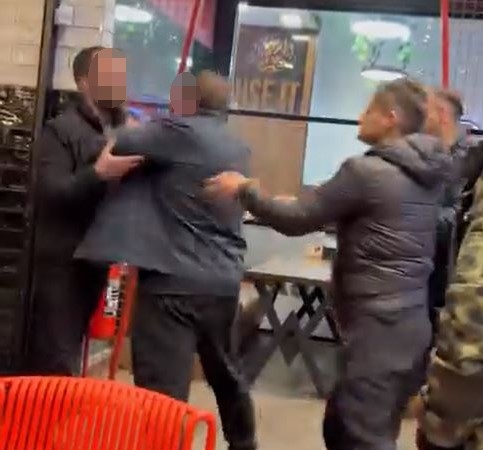 Büyükçekmece’de siparişi geç gelen şahıs, çalışanların üzerine yürüdü