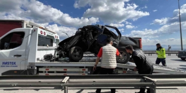 TEM’de otomobil yön levhasına saplandı: 1 kişi yaralandı