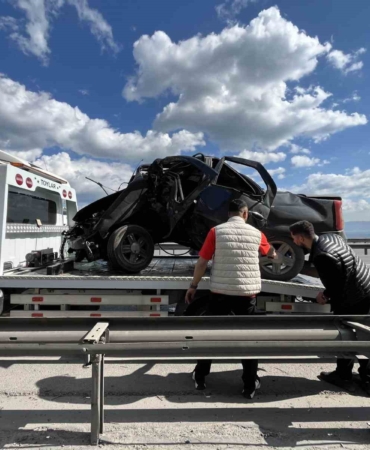 TEM’de otomobil yön levhasına saplandı: 1 kişi yaralandı