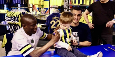 N’Golo Kante ve Levent Mercan imza gününde taraftarla buluştu