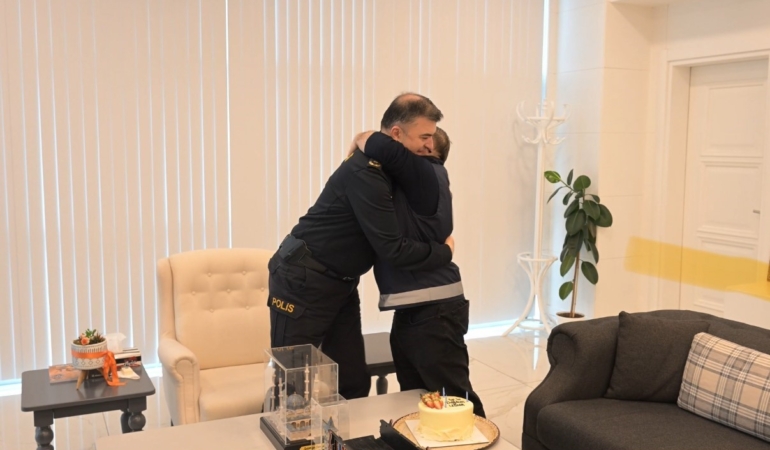 Polis olma hayali kuran gencin özel günü Emniyet’te kutlandı