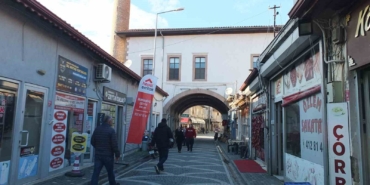 Burhaniye’de altından yol geçen Hanay cami ilgi odağı oldu