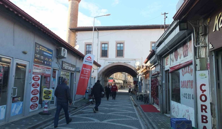 Burhaniye’de altından yol geçen Hanay cami ilgi odağı oldu