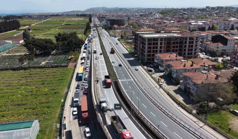Yalova’da köprülü kavşakta çalışma nedeniyle trafik yoğunluğu