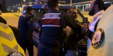 Alkollü yakalandı polise hakaretten gözaltına alındı