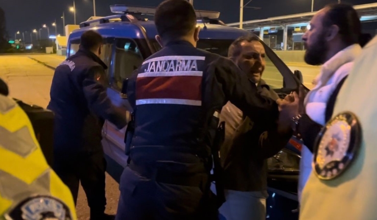 Alkollü yakalandı polise hakaretten gözaltına alındı