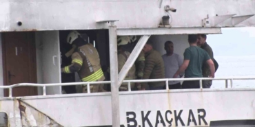 Kadıköy İskelesi’nde çıkan tekne yangını paniğe neden oldu