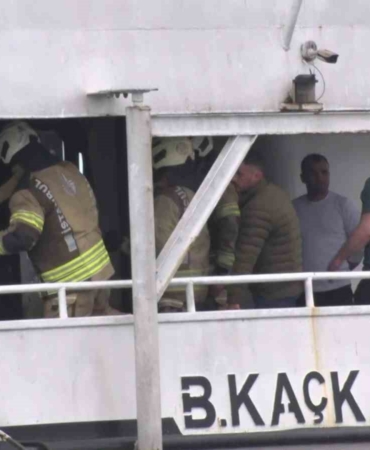 Kadıköy İskelesi’nde çıkan tekne yangını paniğe neden oldu
