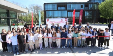 İnegöl’de 23 Nisan’a özel minik sanatçılar sergisi açıldı