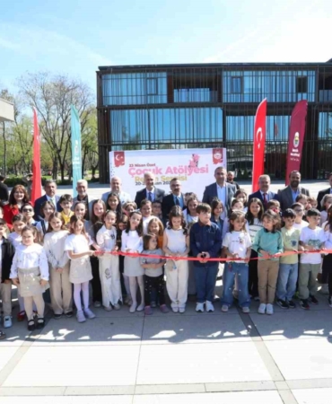 İnegöl’de 23 Nisan’a özel minik sanatçılar sergisi açıldı