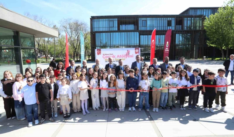 İnegöl’de 23 Nisan’a özel minik sanatçılar sergisi açıldı