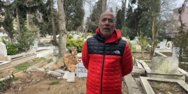 Sarıyer’de fırtınada devrilen ağaçlar mezarlara zarar verdi, vatandaşlar mağdur oldu