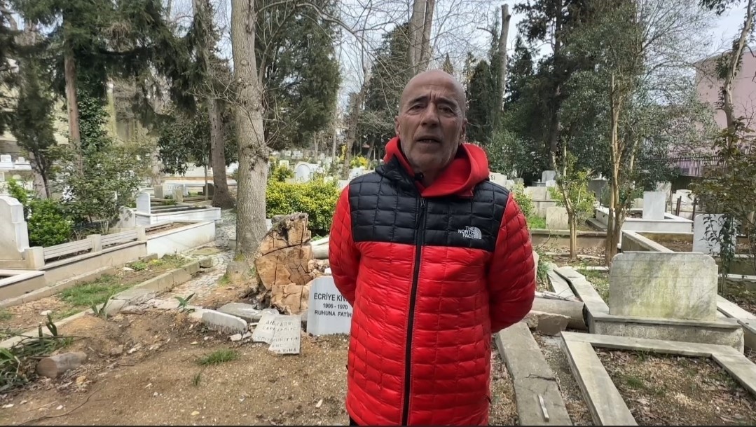 Sarıyer’de fırtınada devrilen ağaçlar mezarlara zarar verdi, vatandaşlar mağdur oldu