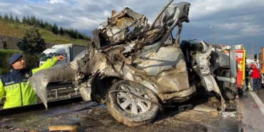 TEM’de otomobil devrilen tır dorsesinin altında kaldı: Karı-koca hayatını kaybetti