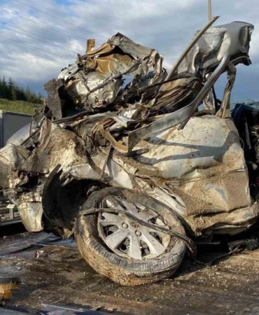 TEM’de otomobil devrilen tır dorsesinin altında kaldı: Karı-koca hayatını kaybetti