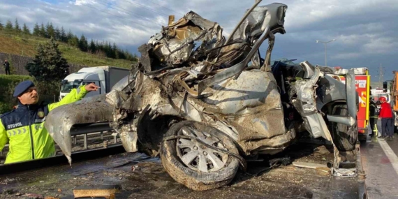 TEM’de otomobil devrilen tır dorsesinin altında kaldı: Karı-koca hayatını kaybetti