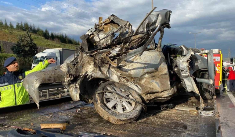 TEM’de otomobil devrilen tır dorsesinin altında kaldı: Karı-koca hayatını kaybetti