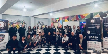 Polisten 50 öğrenciye kurs malzemesi yardımı