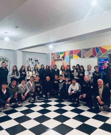 Polisten 50 öğrenciye kurs malzemesi yardımı