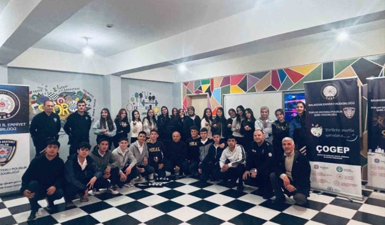 Polisten 50 öğrenciye kurs malzemesi yardımı