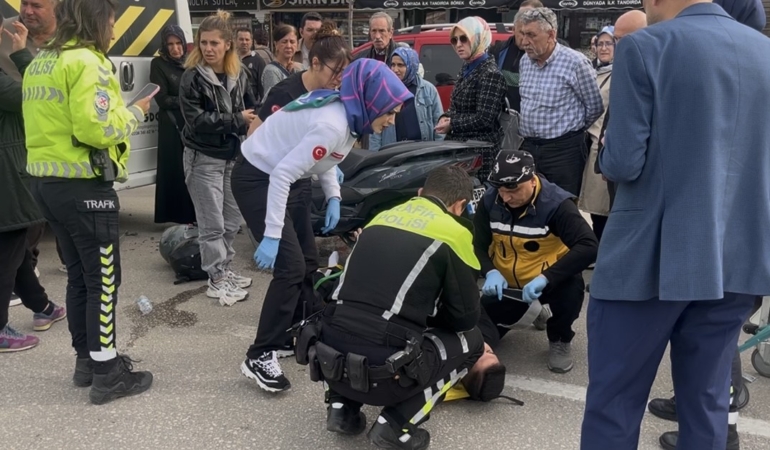 Bursa’da işçi servisine motosiklet çarptı: 2 yaralı