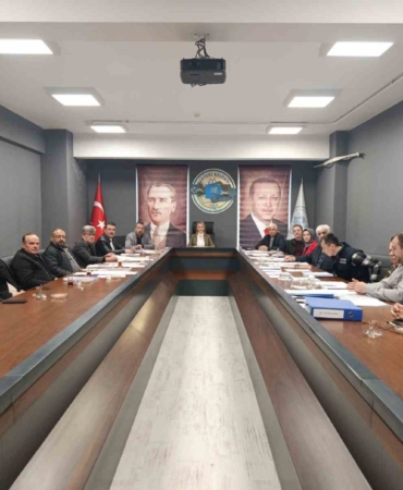 Oylar eşit çıkınca Meclis 1. Başkanvekili kurayla belirlendi