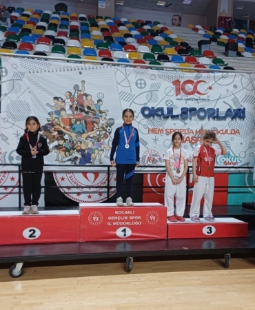 Kartepe’nin karateci yıldızlarından madalya yağmuru