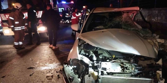 Beykoz’da servis minibüsü ile otomobil çarpıştı: 1’i ağır 12 yaralı