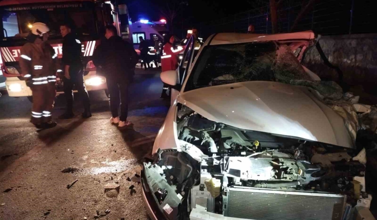 Beykoz’da servis minibüsü ile otomobil çarpıştı: 1’i ağır 12 yaralı