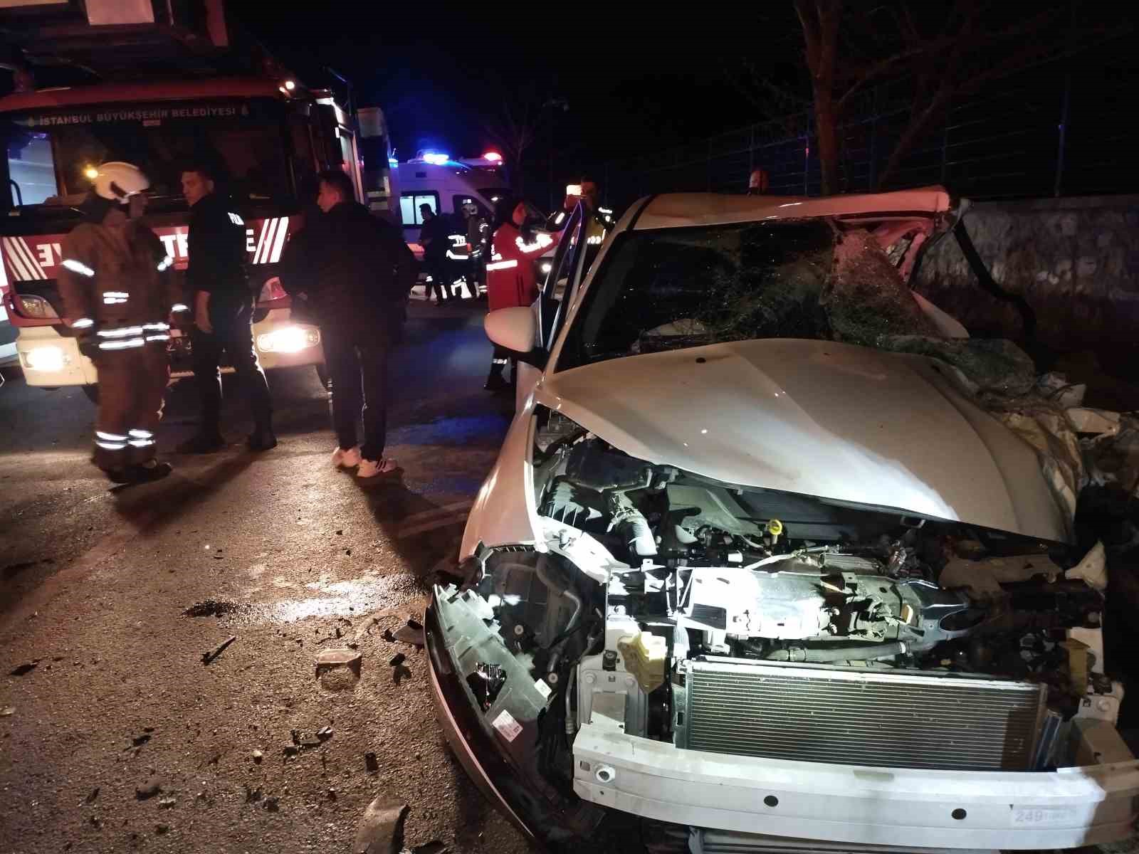 Beykoz’da servis minibüsü ile otomobil çarpıştı: 1’i ağır 12 yaralı