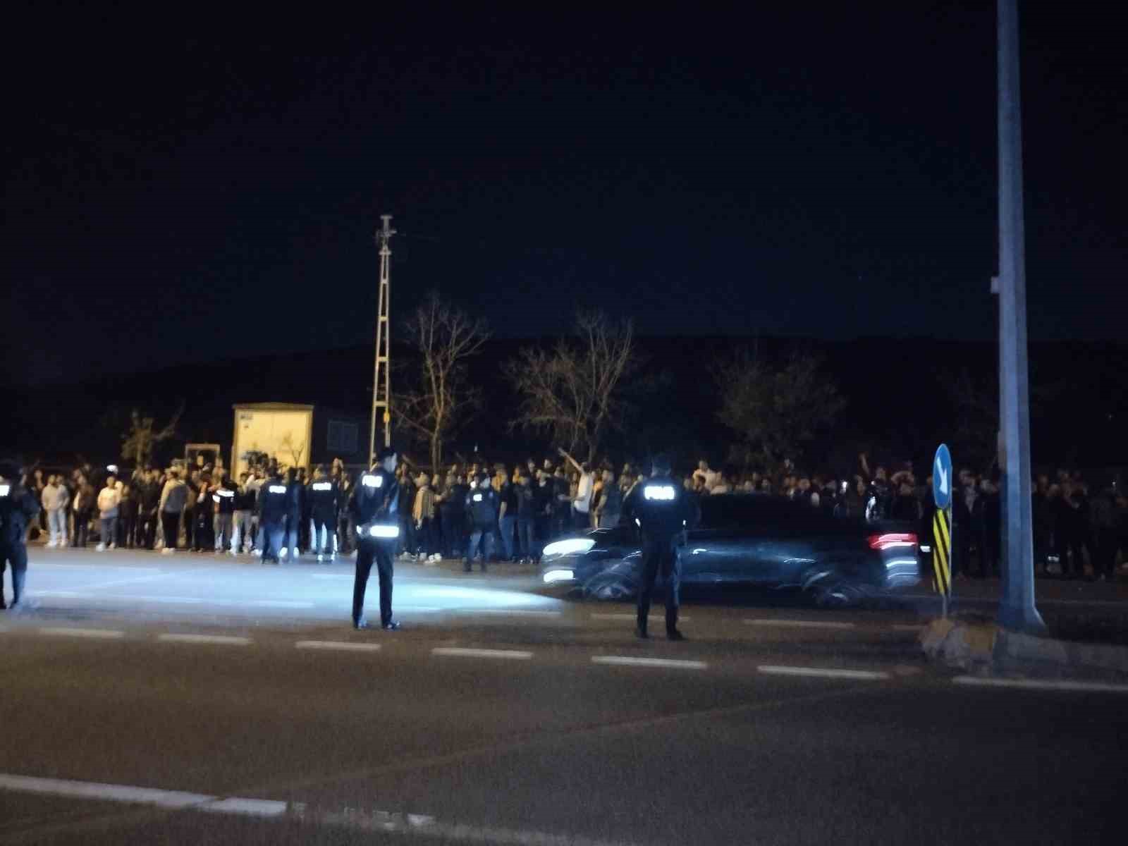 Samandıra’da Fenerbahçeli taraftarlar takım otobüsünü taşladı