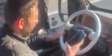 Yolcu dolu dolmuşta bir yandan telefona baktı, diğer yandan aracı kullandı
