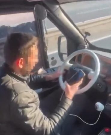 Yolcu dolu dolmuşta bir yandan telefona baktı, diğer yandan aracı kullandı