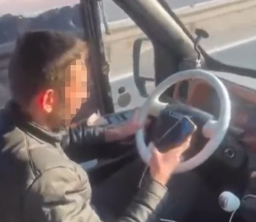 Yolcu dolu dolmuşta bir yandan telefona baktı, diğer yandan aracı kullandı