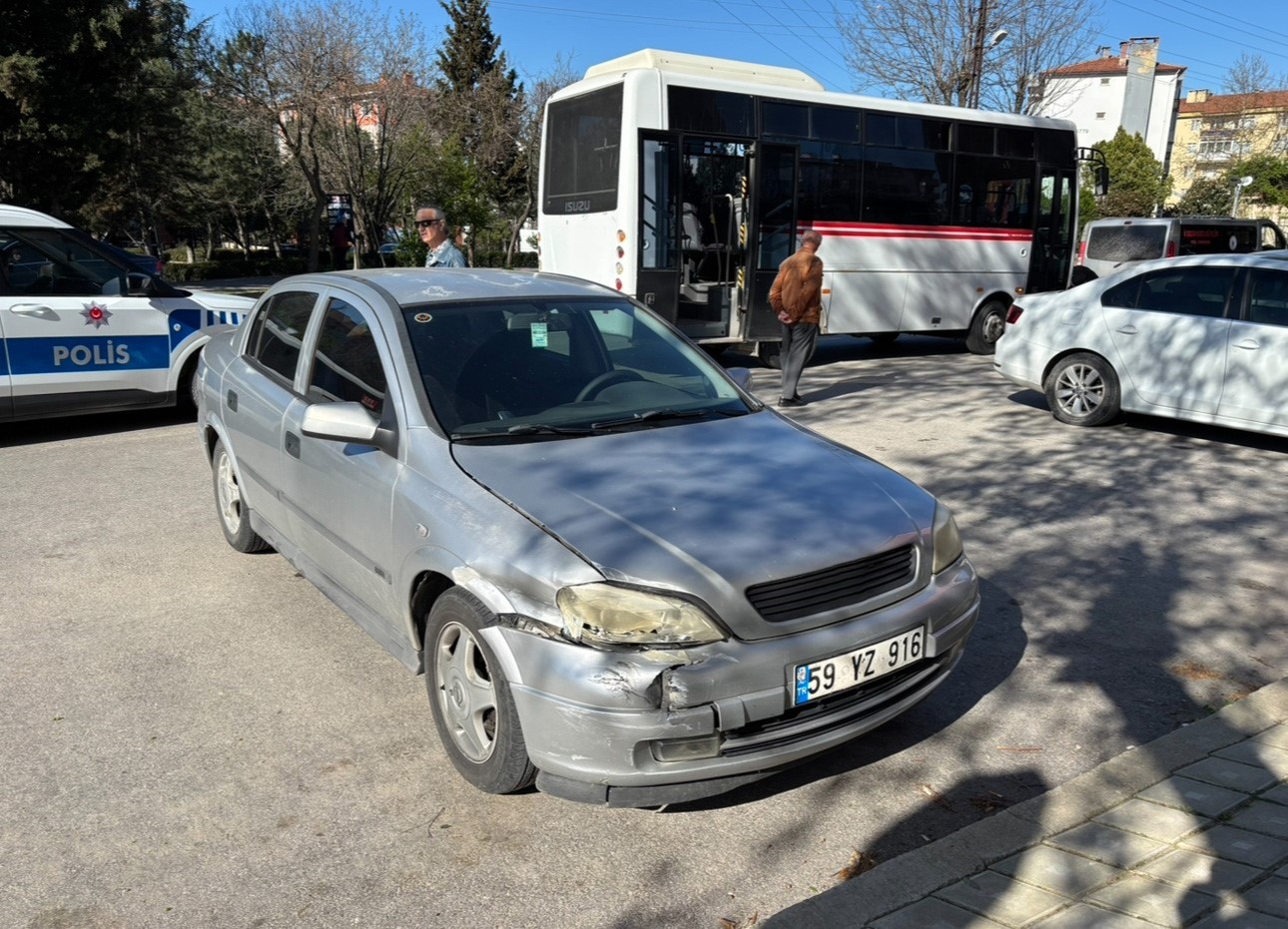 Edirne’de minibüs ile otomobil çarpıştı: 1 yaralı