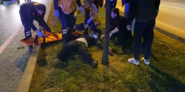 Düşürdüğü telefonu alırken otomobil çarptı: O anlar kamerada