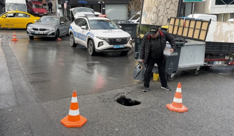 Şişli’de sağanak yağış nedeniyle yol çöktü