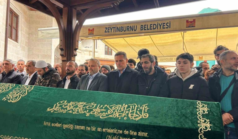 Babadan küçük kızına acı dolu veda: Kızının tabuta sarılarak gözyaşlarına boğuldu