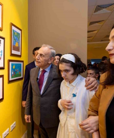 Renklerin diliyle farkındalık: Ayşegül’ün sergisi büyük ilgi gördü