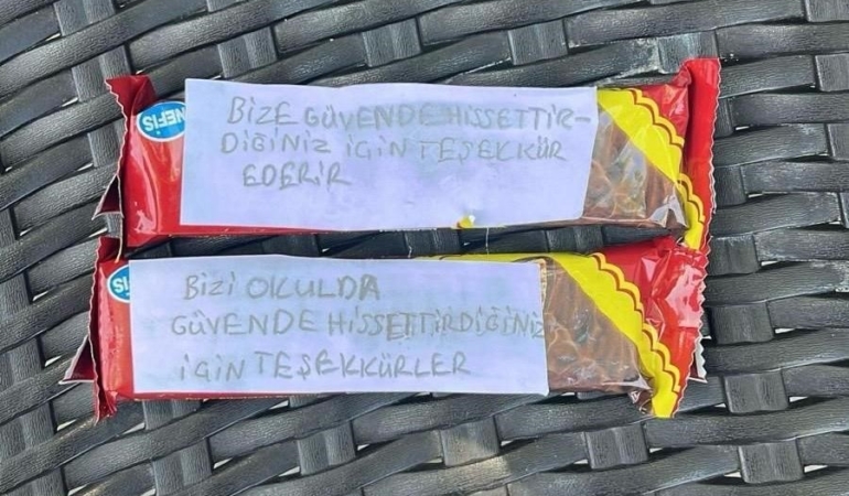 Ayvalık’ta minik öğrencilerden polis amcalarına içten teşekkür