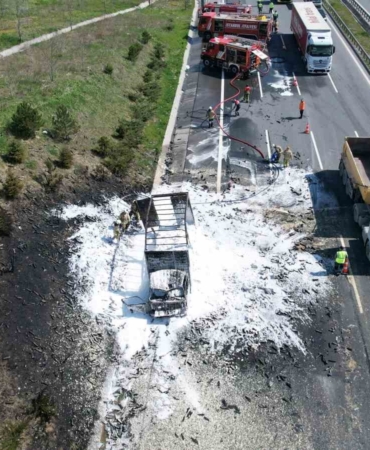 Kuzey Marmara Otoyolu’nda köpük sprey yüklü kamyon alev alev yandı