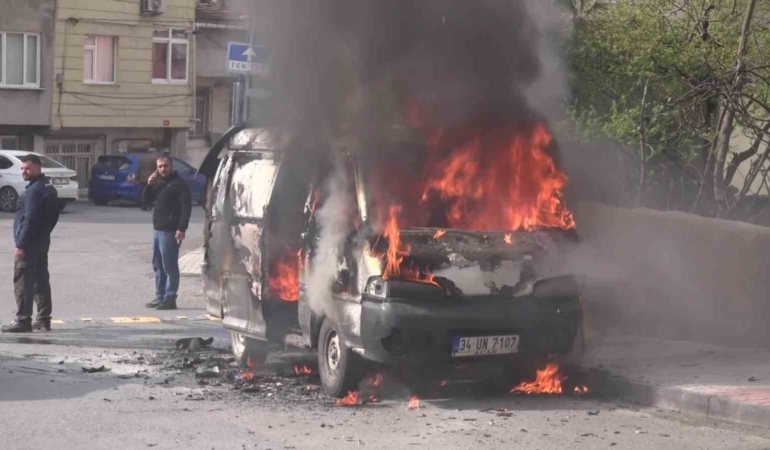 Ataşehir’de minibüs alev alev yandı